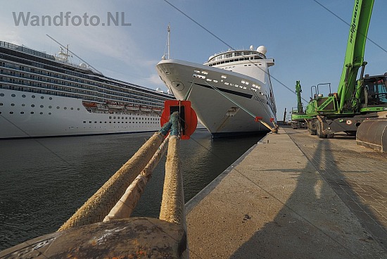 Cruiseschip Columbus met panne in IJmuiden, Felison Cruise Termi