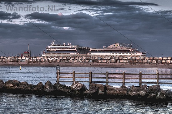Zonsondergang met strandhuisjes en cruiseschip AIDAsol IJmuiden