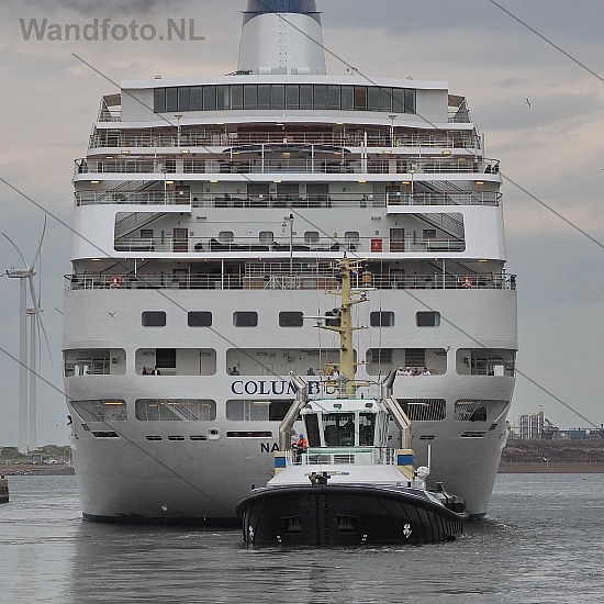 Sleepboot Telstar en cruiseschip Columbus, IJmuiden