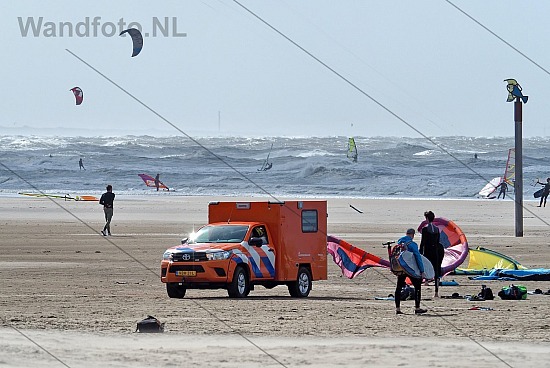 Twee kiteongevallen tegelijk, Kennemerstrand, IJmuiden (FotoKvL/