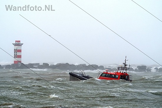 Inslingeren reddingboot Nh1816, Buitenhaven, IJmuiden