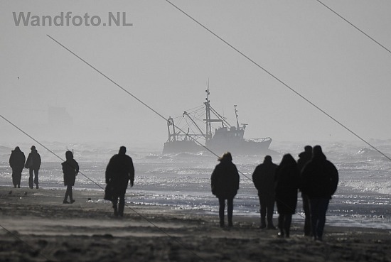 Viskotter IJM-22 vastgelopen, Strand, Zandvoort (FotoKvL/23-11-2