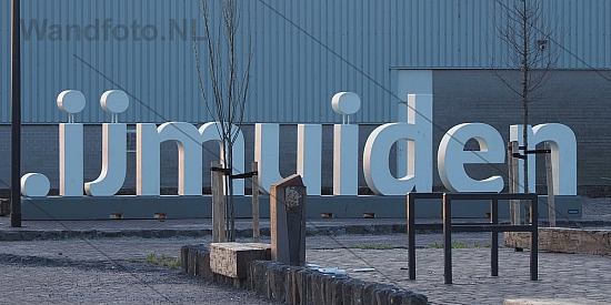 Punt-IJmuiden-letters in de avondzon, Viskade, IJmuiden