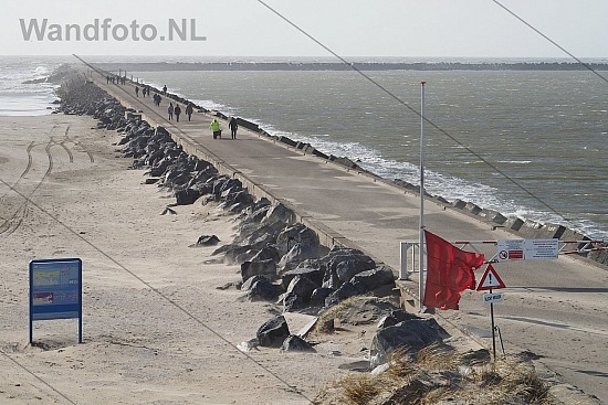Stormtoeristen negeren borden en rode vlag, Zuidpier, IJmuiden