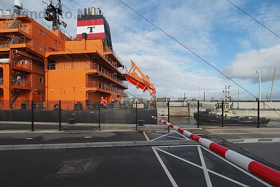 Tanker Torm Amalie uitgaand, IJmuiden