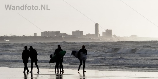 Kitesurfers op het strand