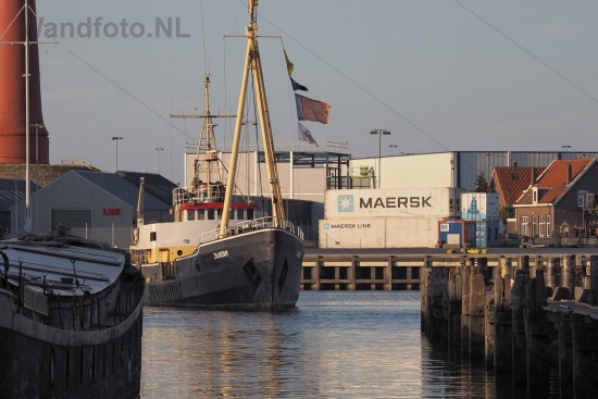 Korpsschip Zaandam onderweg naar Scheepswerf Van Laar