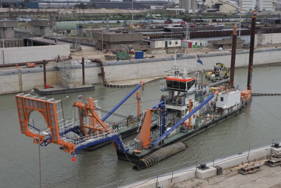 Uitbaggeren door snijkopzuiger Biesbosch