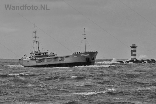 Kustvaarder Bonita vaart binnen met stormachtig weer