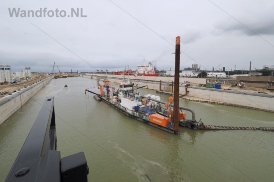 Uitbaggeren sluiskolk door snijkopzuiger Biesbosch