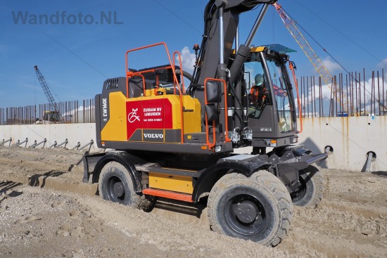 Nieuwe graafmachine voor Zuidam