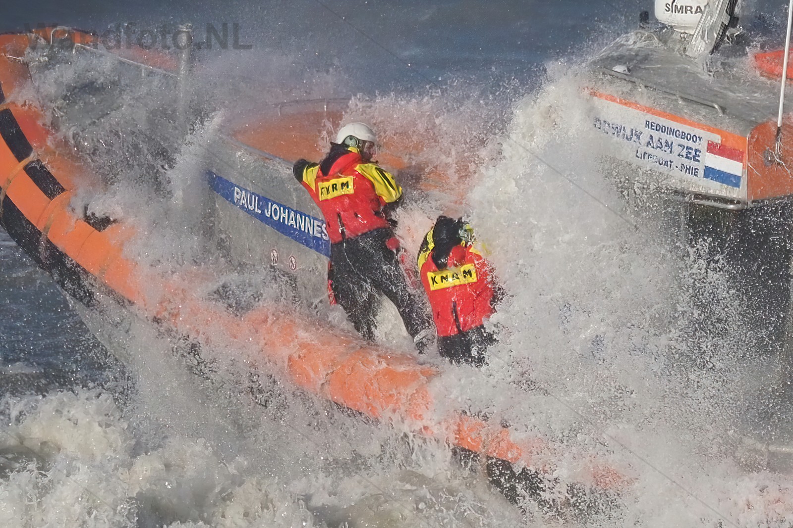 Reddingboot Paul Johannes assisteert vastgelopen sleepboot Oceaa