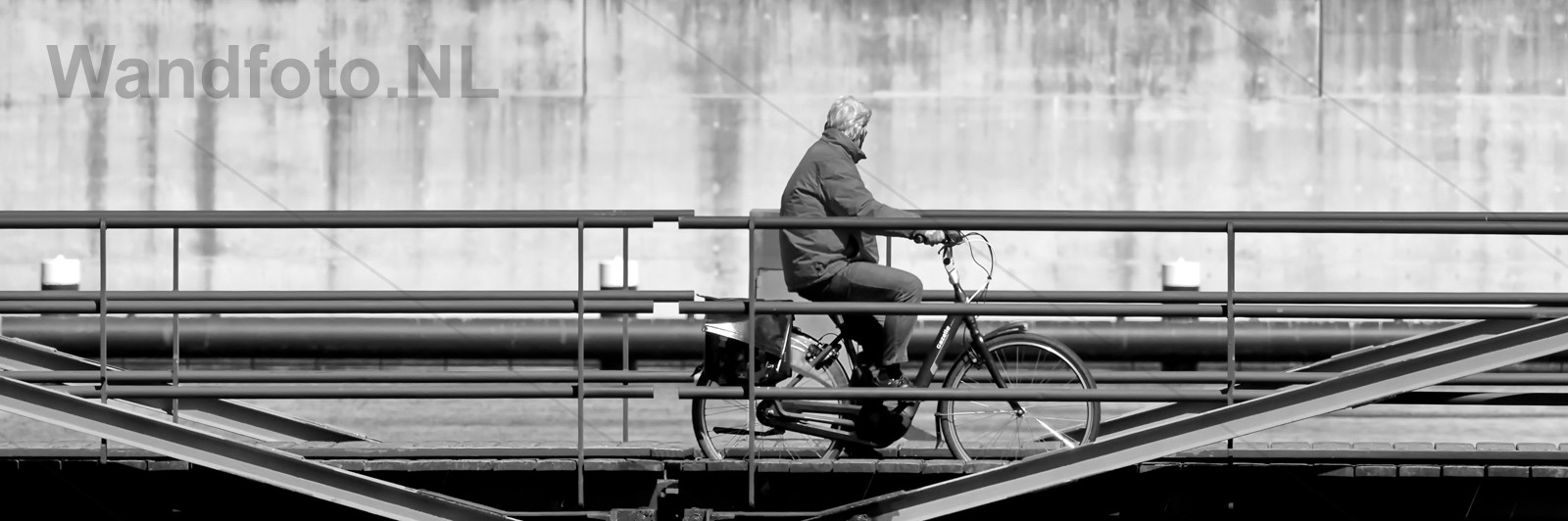 Fietser op de binnenbrug
