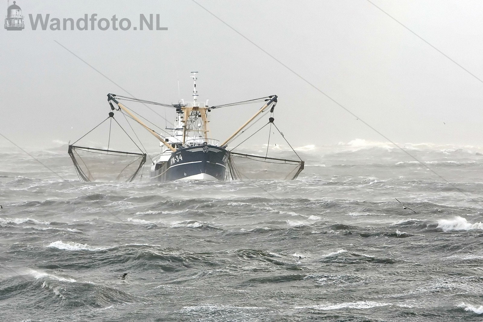 Viskotter KW-34 komt met storm de haven binnen
