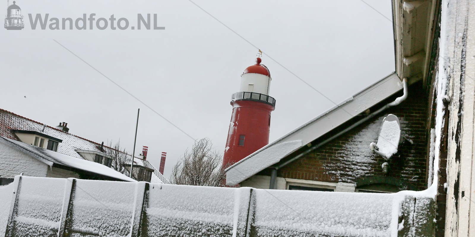 Kleine vuurtoren in de sneeuw