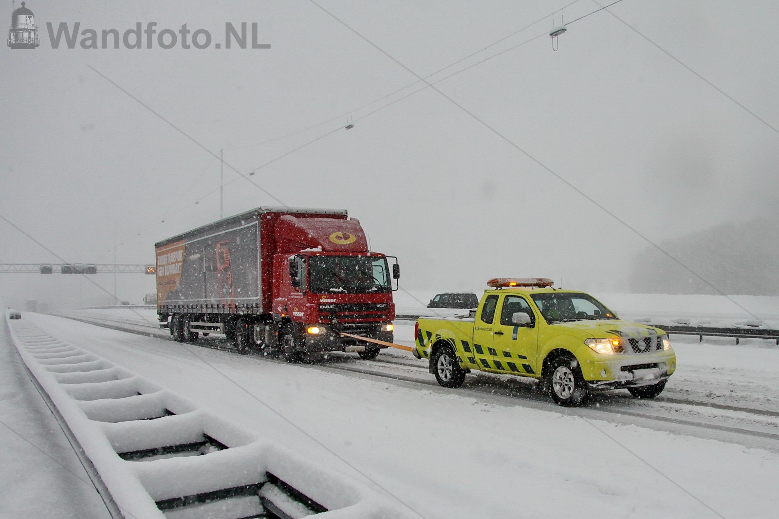 Vrachtwagens komen de helling niet op door sneeuw