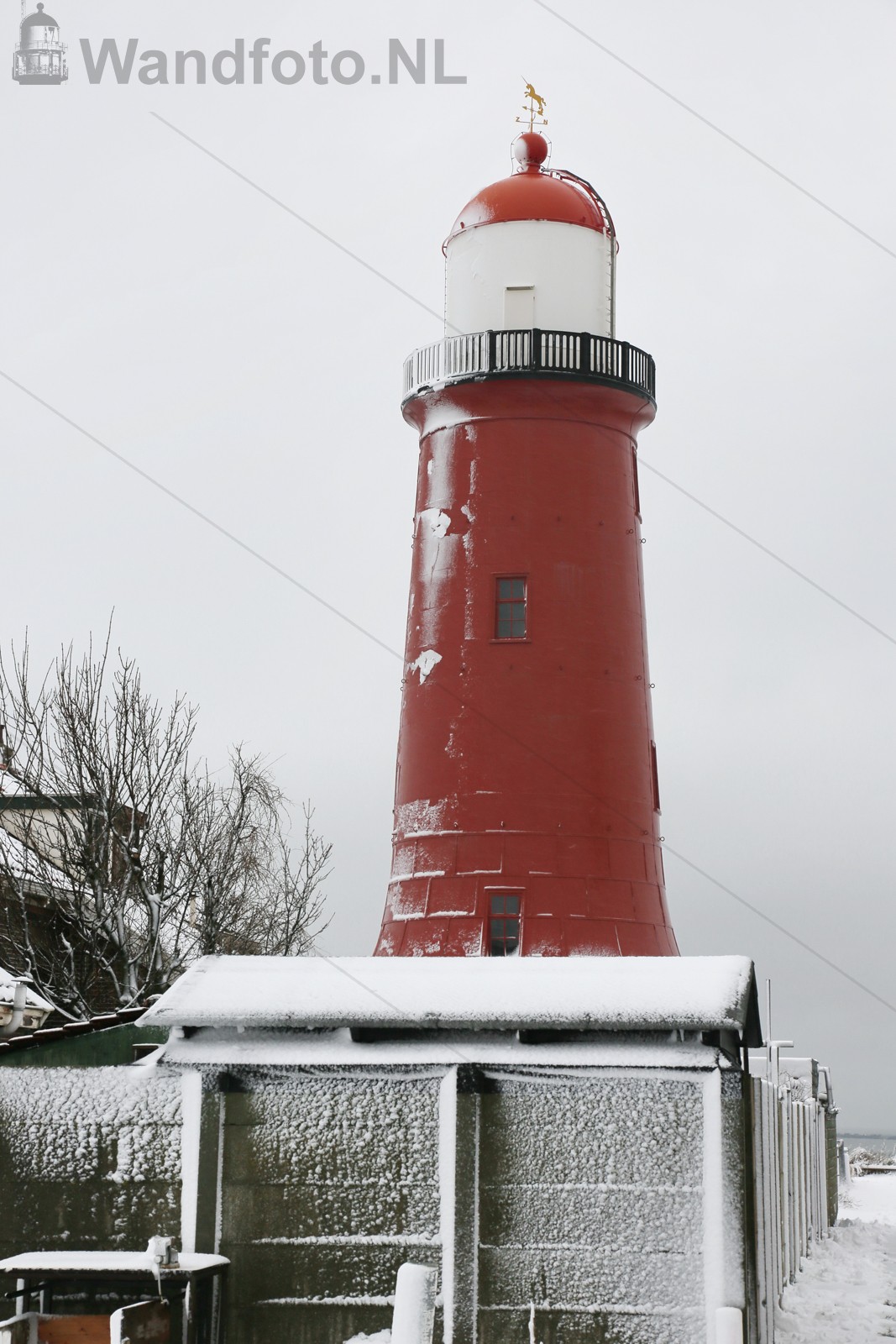 Kleine vuurtoren in de sneeuw