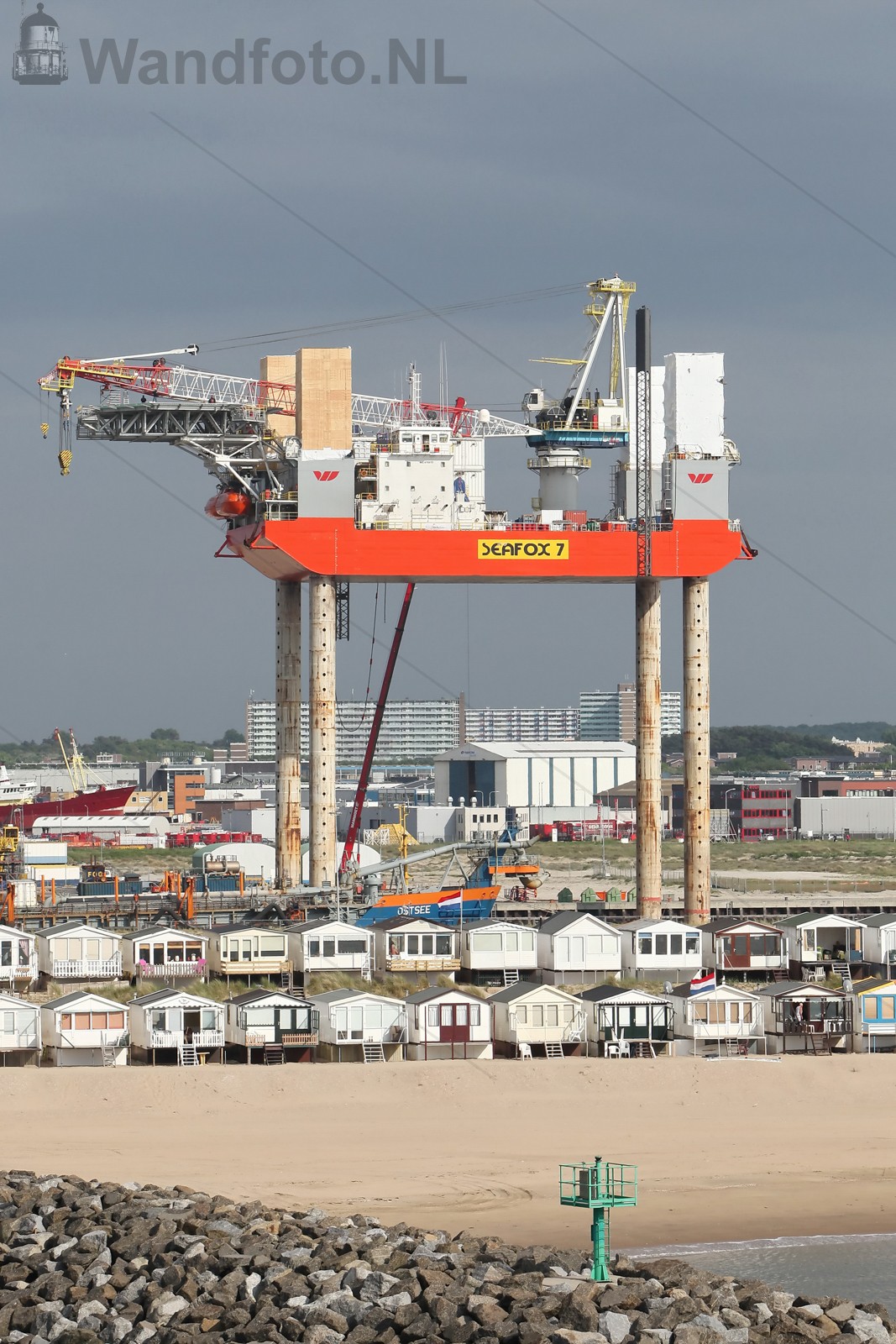 Heftschip Seafox 5 torent boven de strandhuisjes uit