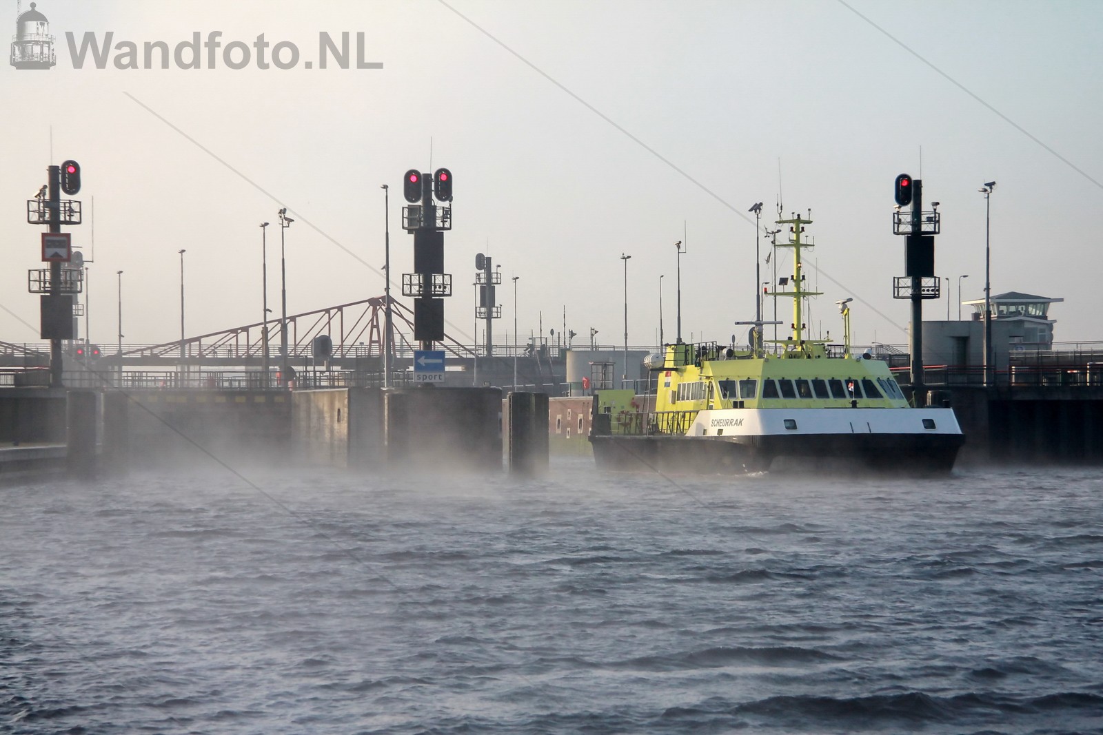 Straffe oostenwind met mistflarden