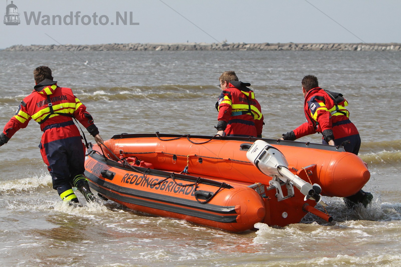 IJRB redt twee Duitse surfers uit zee