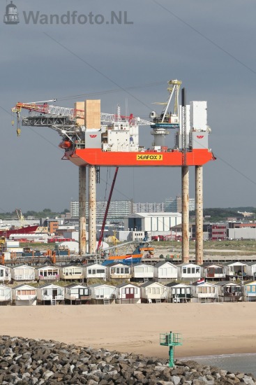 Heftschip Seafox 5 torent boven de strandhuisjes uit