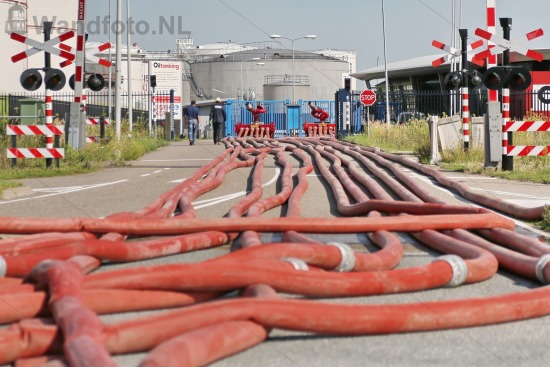 Drijvend tankdak zinkt in benzineopslag Heining