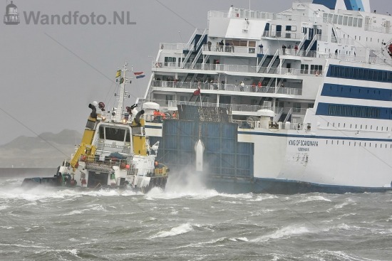 Cruiseferry King of Scandinavia loopt binnen tijdens stormweer