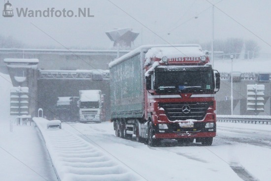 Vrachtwagens in de sneeuw