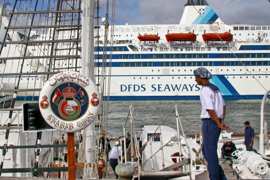 Klipper Shabab Oman (I) en cruiseferry King of Scandinavia, Traw