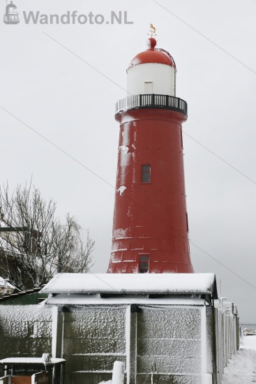 Kleine vuurtoren in de sneeuw