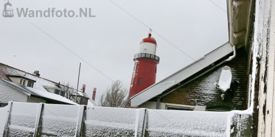 Kleine vuurtoren in de sneeuw
