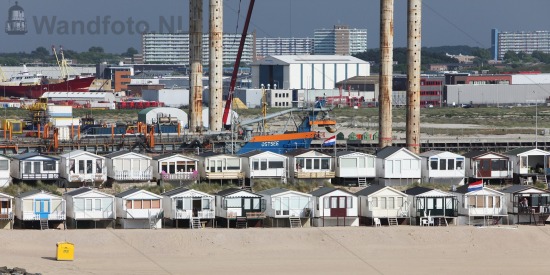 Heftschip Seafox 5 torent boven de strandhuisjes uit