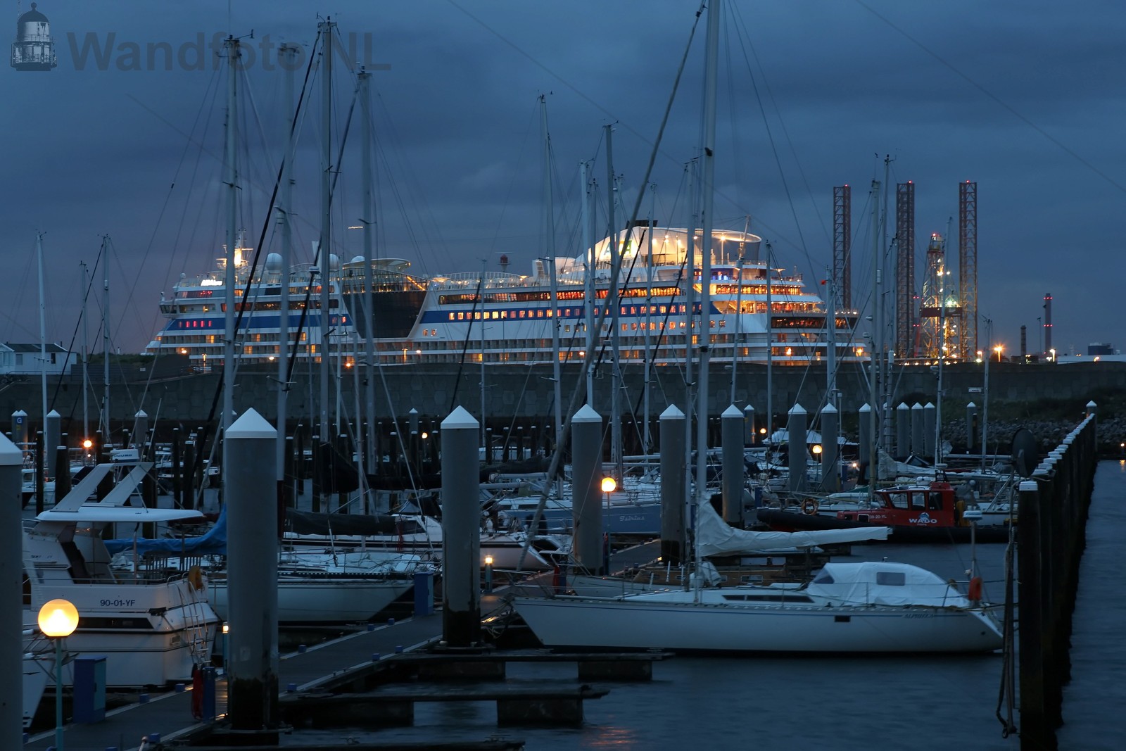 Marina SeaportZicht op cruiseschip AidaLuna