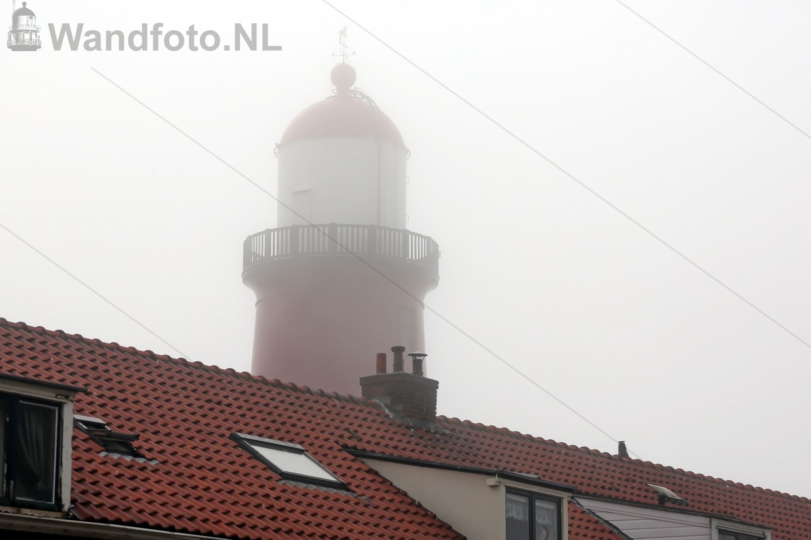 Kleine vuurtoren in de mist Seinpostduin