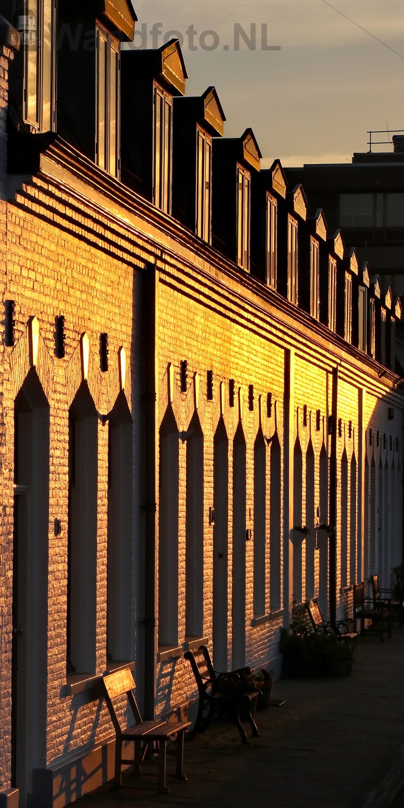Zonsondergang op de sluiswachterswoningen