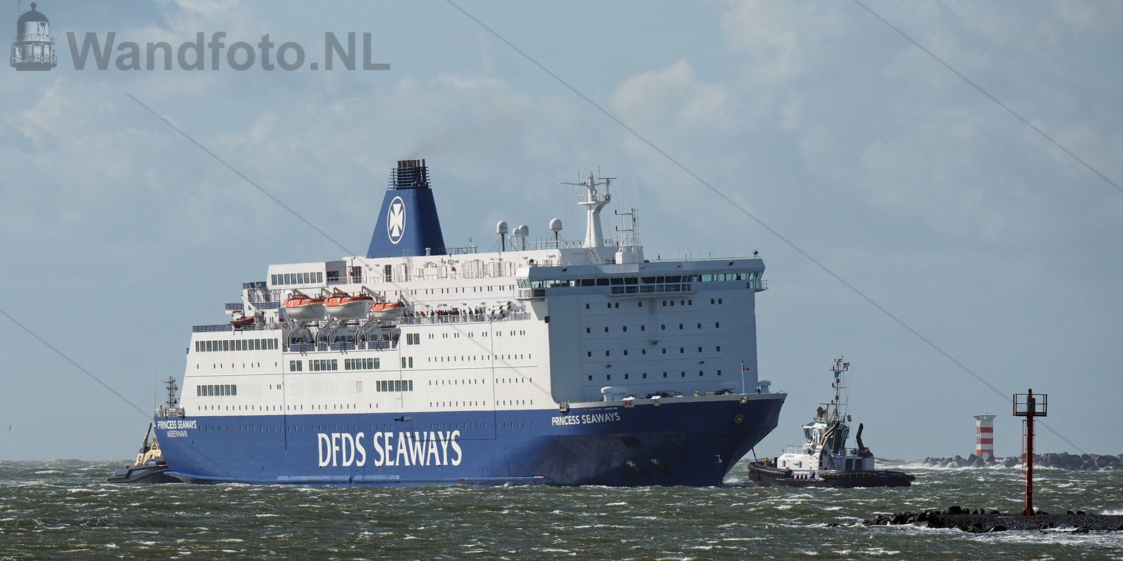 Cruiseferry komt laat binnen door storm