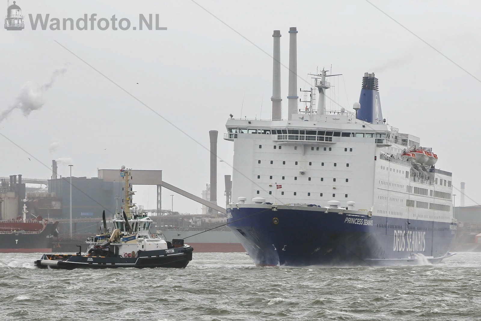 BuitenhavenCruiseferry Princess Seaways loopt  binnen met storm