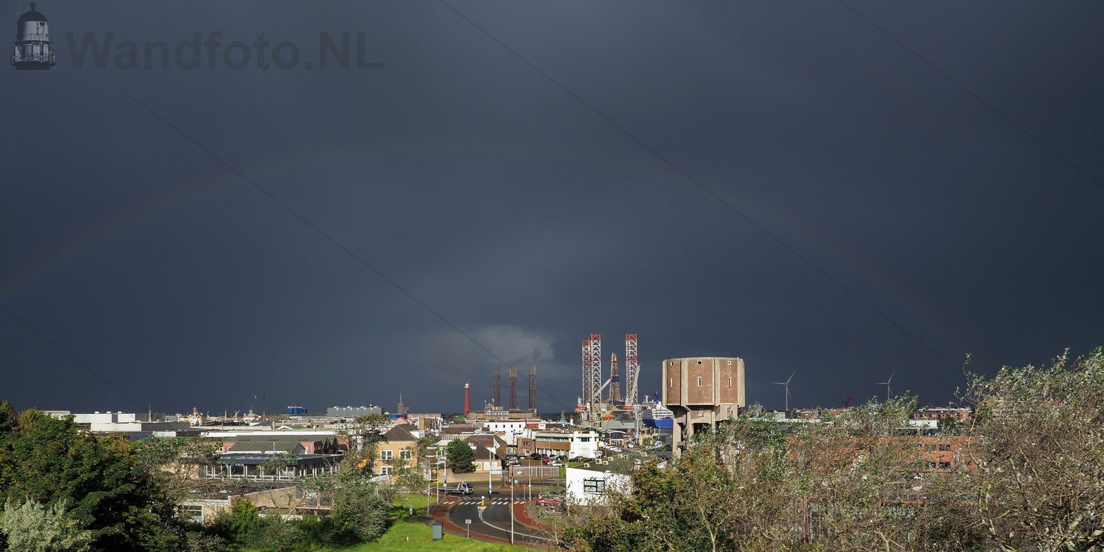 Regenboog boven de haven van