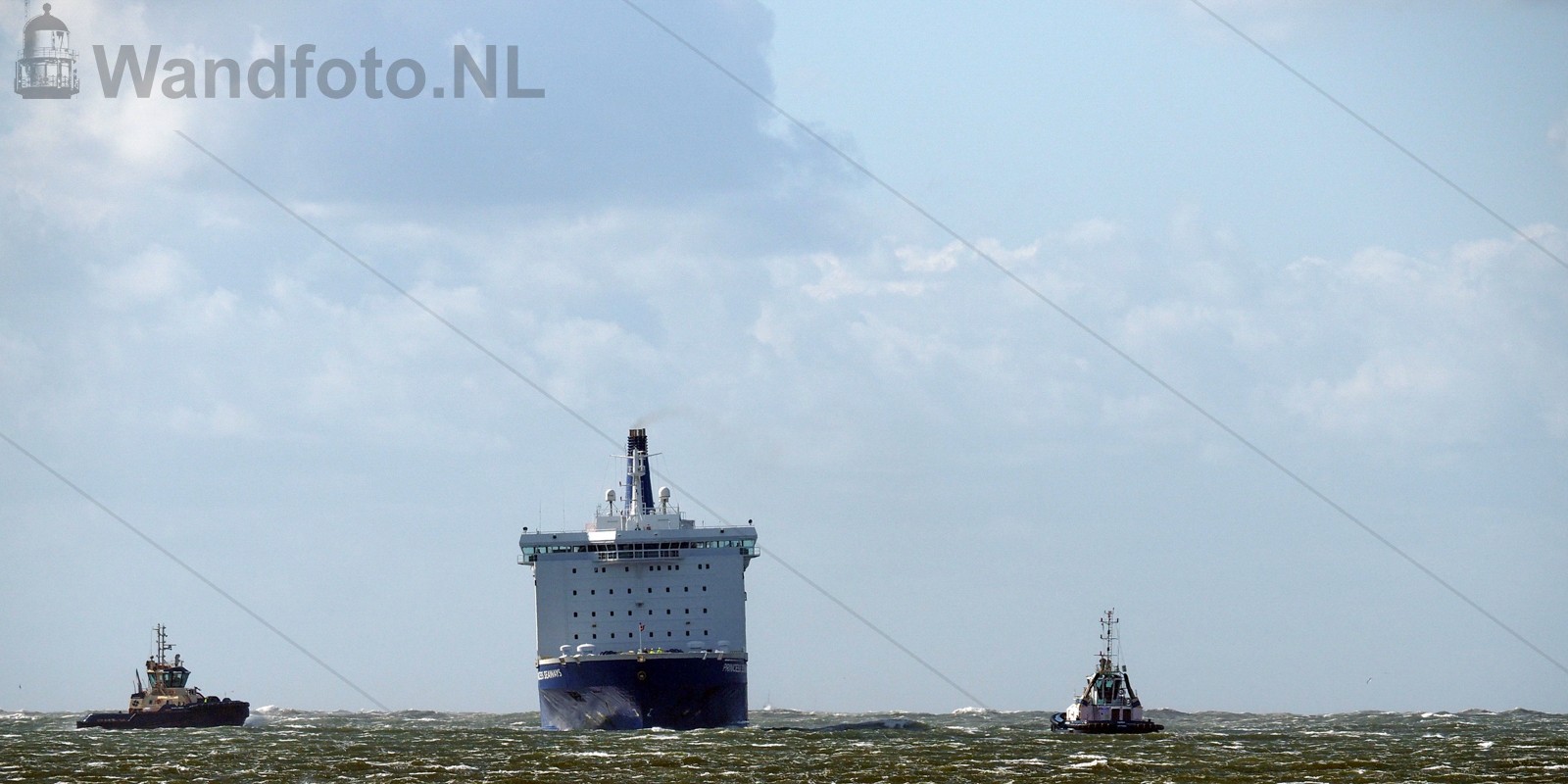 Cruiseferry komt laat binnen door storm