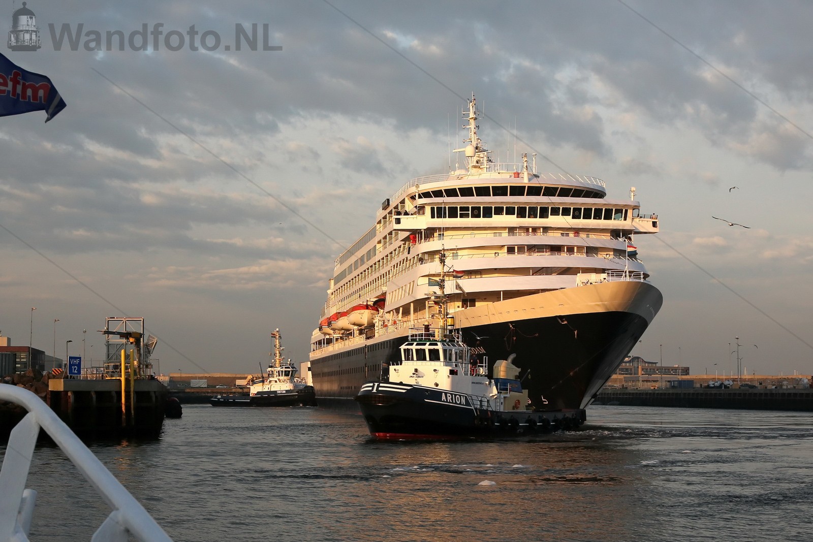 Binnenkomst HAL cruiseschip Prinsendam