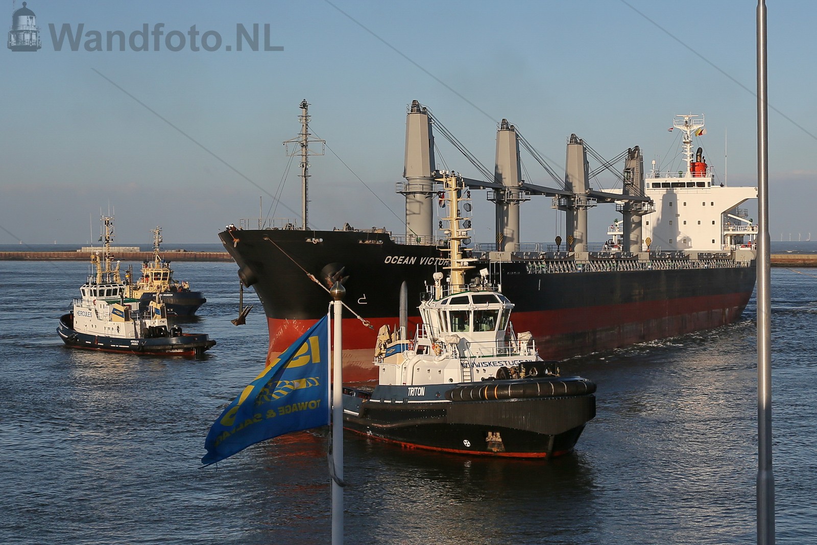 Ocean Victory wordt  binnen gesleept