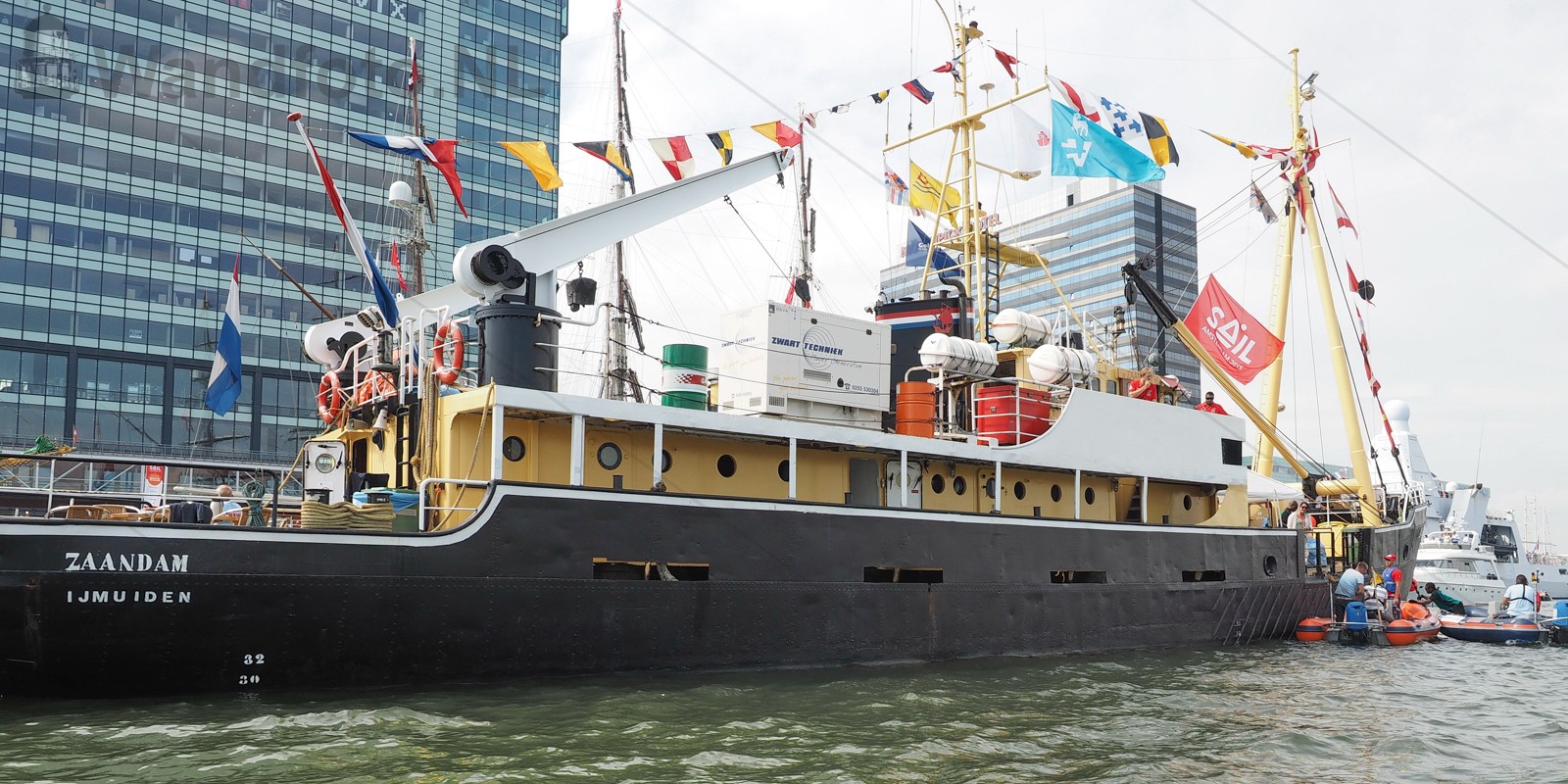 Korpsschip Zaandam als scheidingsschip bij Sail 2015