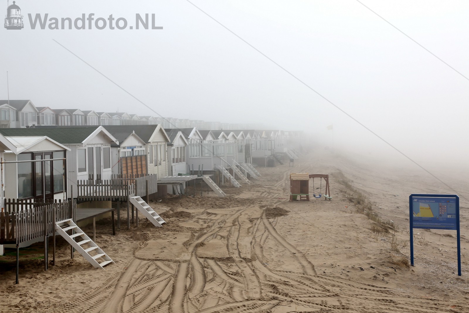 Strandhuisje in de mist Kennemerstrand - Grote Strand