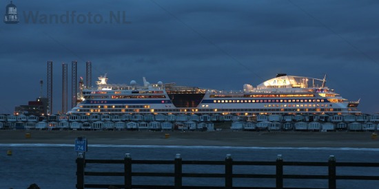 Kleine strand
Zicht op cruiseschip AidaLuna