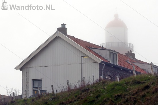 Kleine vuurtoren in de mist Seinpostduin