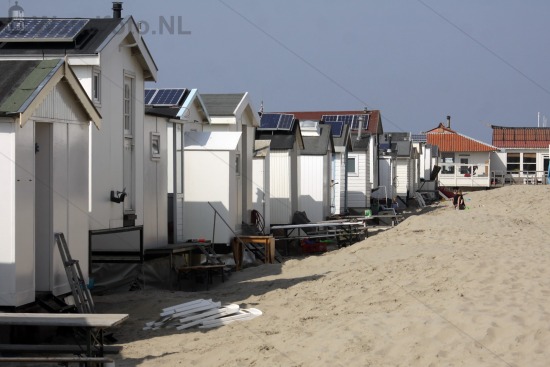 Opbouwen strandhuisjes