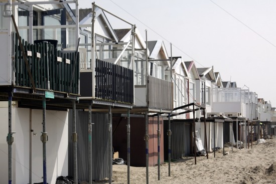 Opbouwen strandhuisjes