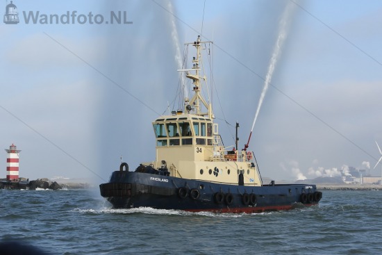 Erewater van sleepboot Friesland voor KNRM-reddingboot NH1816