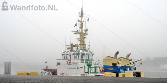 Sleepboot Arion in de mist