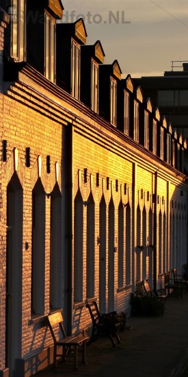 Zonsondergang op de sluiswachterswoningen